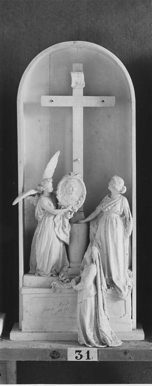 Figure allegoriche femminili in adorazione della croce e angelo con ritratto di Maria Vittoria Dal Pozzo della Cisterna (gruppo scultoreo, opera isolata) di Della Vedova Pietro (ultimo quarto sec. XIX)