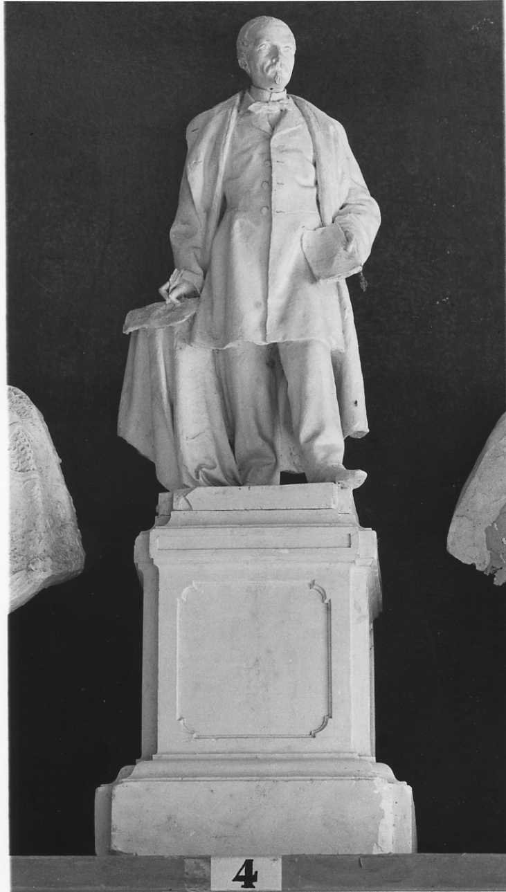 ritratto d'uomo a figura intera (scultura, opera isolata) di Della Vedova Pietro (seconda metà sec. XIX)