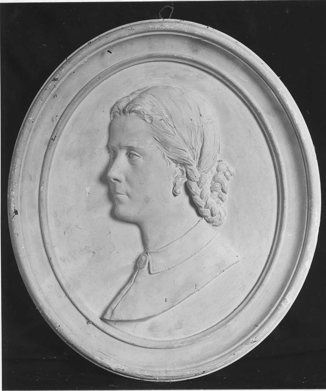 ritratto di donna a mezzo busto (rilievo, opera isolata) di Della Vedova Pietro (seconda metà sec. XIX)