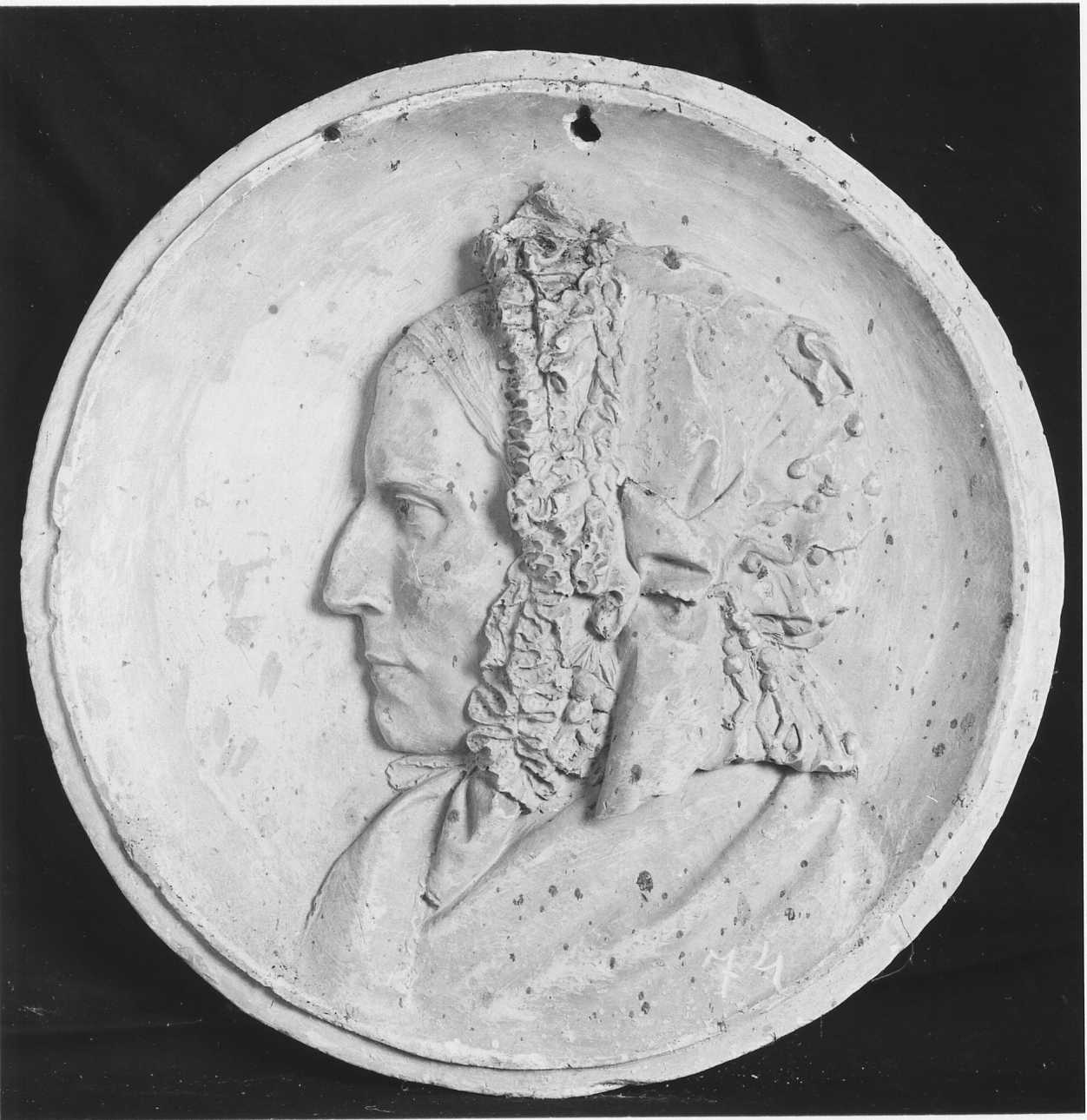 ritratto di donna a mezzo busto (rilievo, opera isolata) di Della Vedova Pietro (seconda metà sec. XIX)