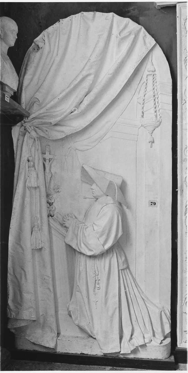 ritratto a figura intera di madre Luigia Clarac in preghiera (rilievo, opera isolata) di Della Vedova Pietro (ultimo quarto sec. XIX)