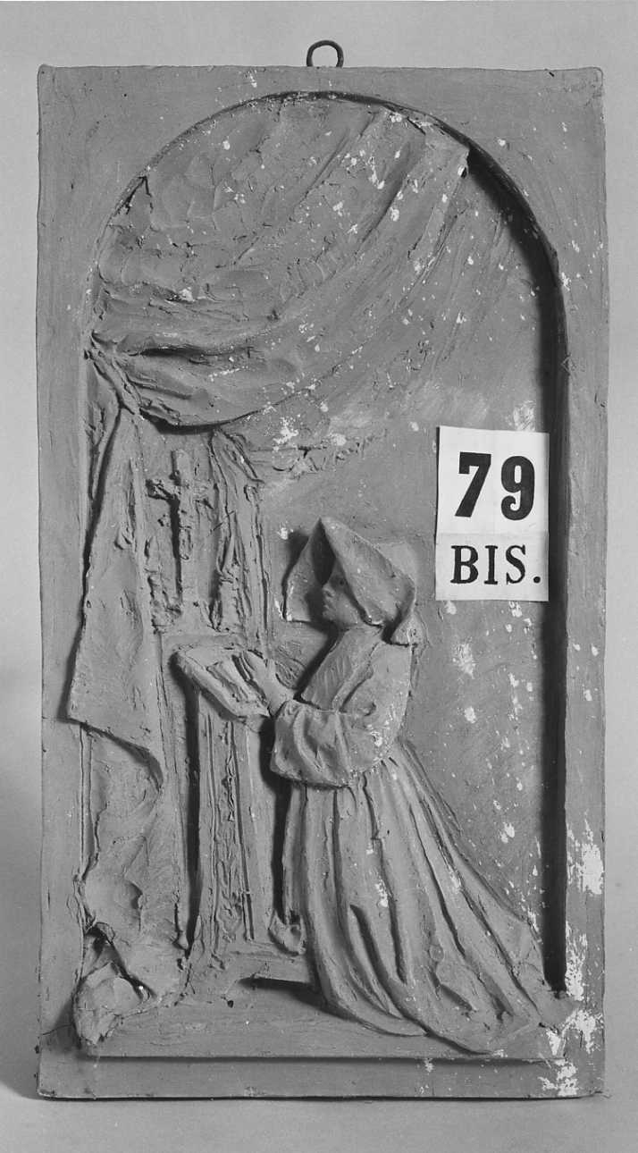 ritratto a figura intera di madre Luigia Clarac in preghiera (rilievo, opera isolata) di Della Vedova Pietro (ultimo quarto sec. XIX)