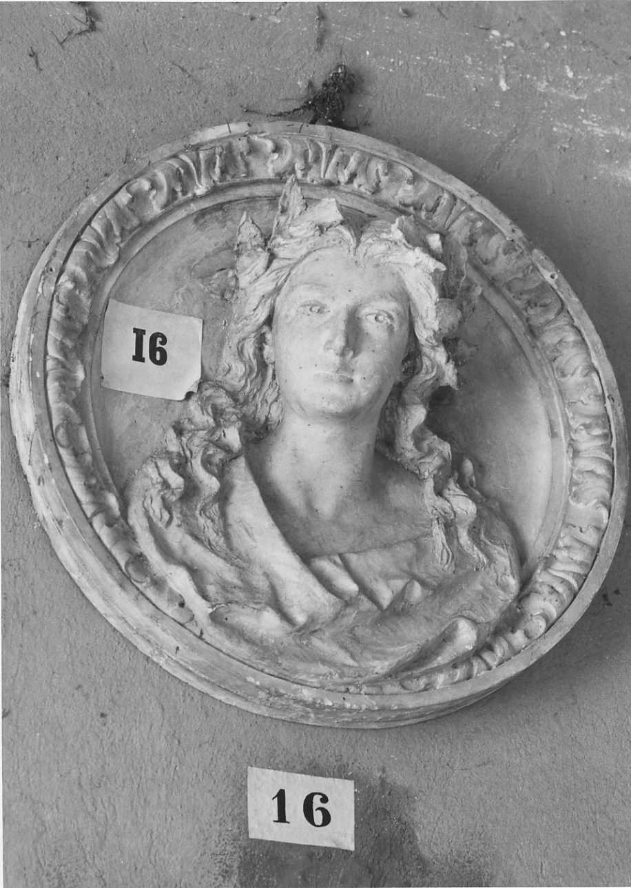 figura allegorica femminile (rilievo, elemento d'insieme) di Della Vedova Pietro (ultimo quarto sec. XIX)