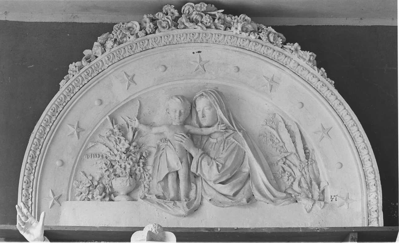 Madonna con Bambino (rilievo, elemento d'insieme) di Della Vedova Pietro (ultimo quarto sec. XIX)