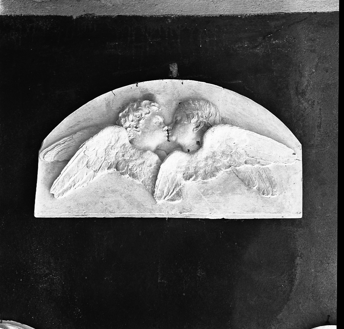 cherubini che si baciano (rilievo, opera isolata) di Della Vedova Pietro (seconda metà sec. XIX)