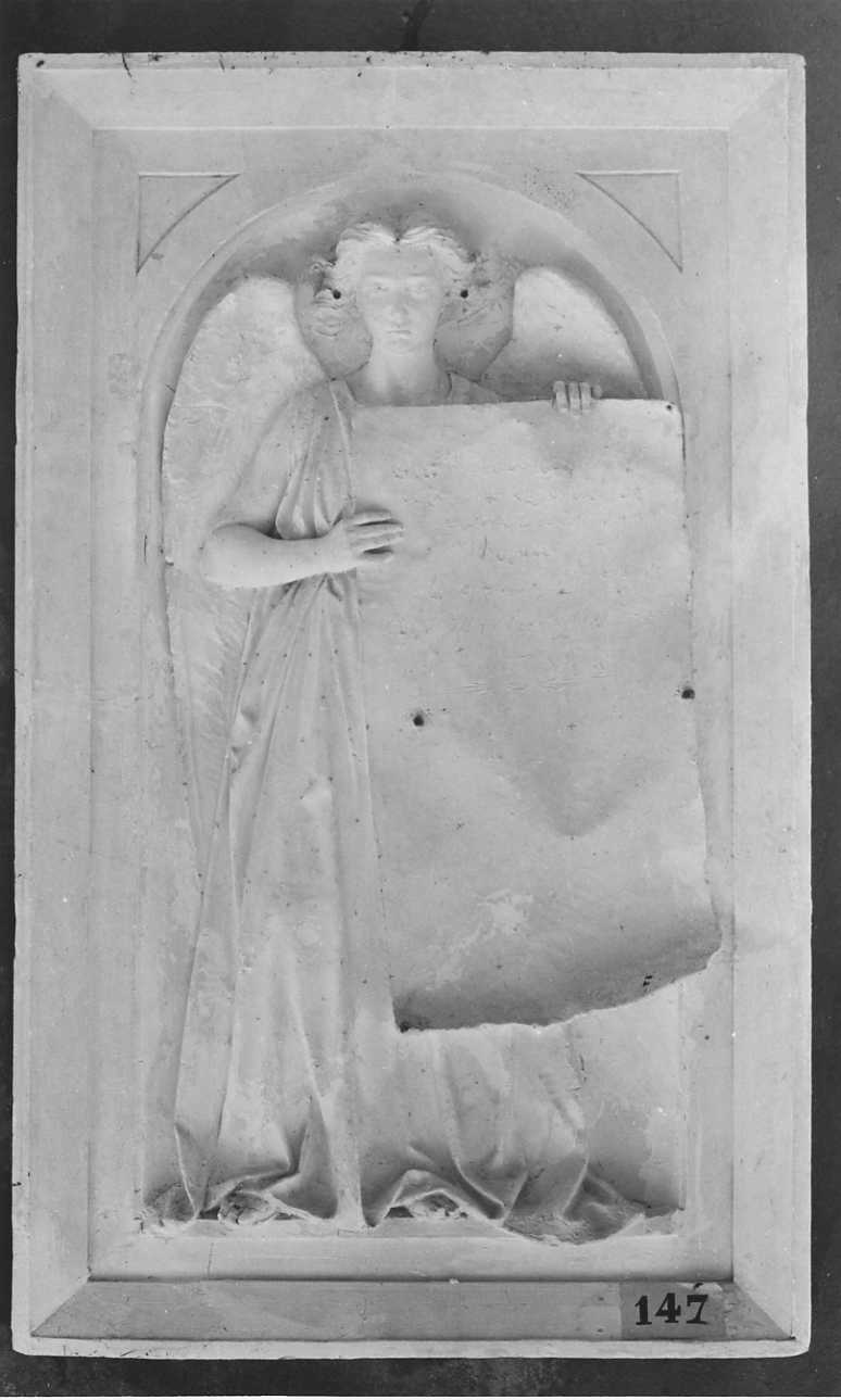 angelo con cartiglio (rilievo, opera isolata) di Della Vedova Pietro (ultimo quarto sec. XIX)