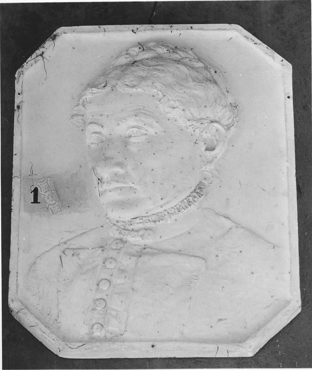 ritratto di donna a mezzo busto (rilievo, opera isolata) di Della Vedova Pietro (seconda metà sec. XIX)