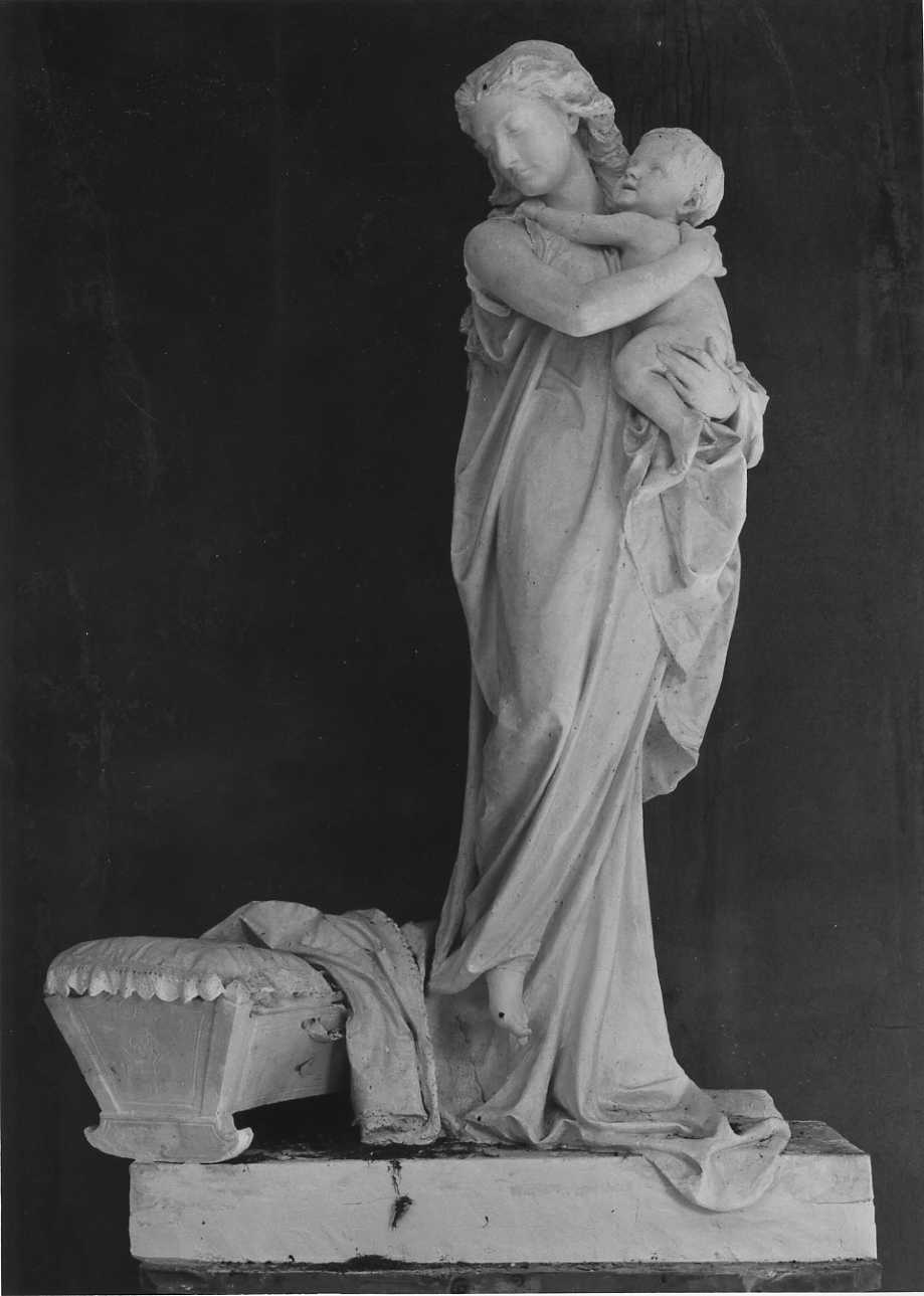 ritratto a figura intera di Albertina Zoppetti Canti con un bambino in braccio (scultura, opera isolata) di Della Vedova Pietro (terzo quarto sec. XIX)