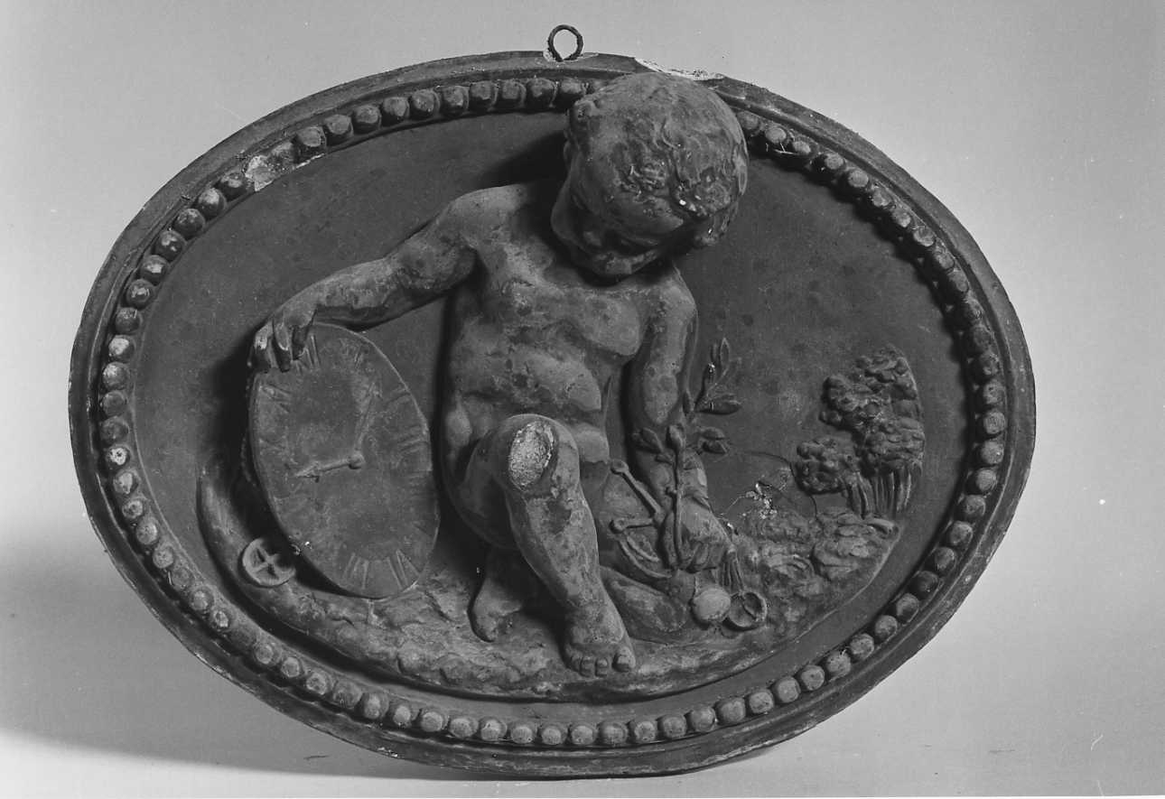 putto con quadrante di orologio e altri strumenti scientifici (rilievo, elemento d'insieme) - ambito italiano (seconda metà sec. XIX)