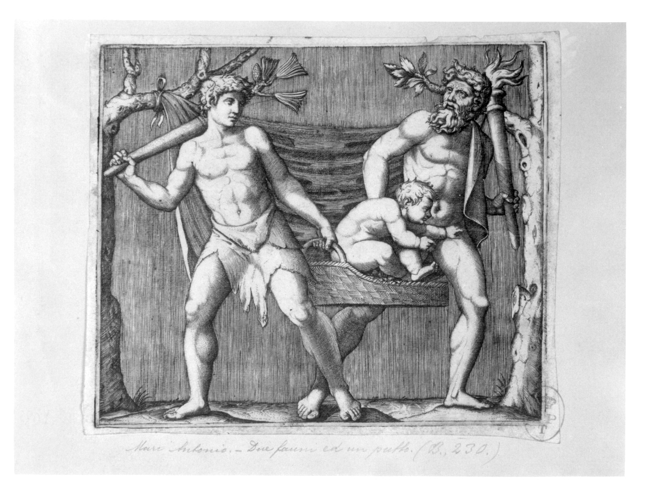 Due fauni e un putto, due figure maschili trasportano un bambino in un cesto (stampa) di Raimondi Marcantonio (prima metà sec. XVI)