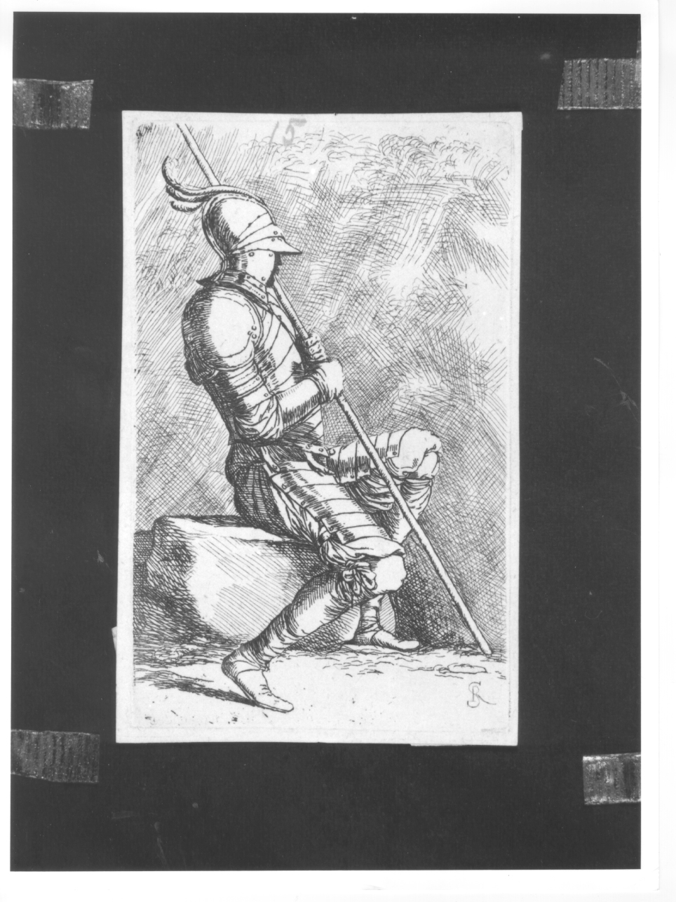 Soldato seduto su una pietra, stringe con le mani un'asta, soldato seduto che impugna un'asta (stampa smarginata) di Rosa Salvatore (terzo quarto sec. XVII)