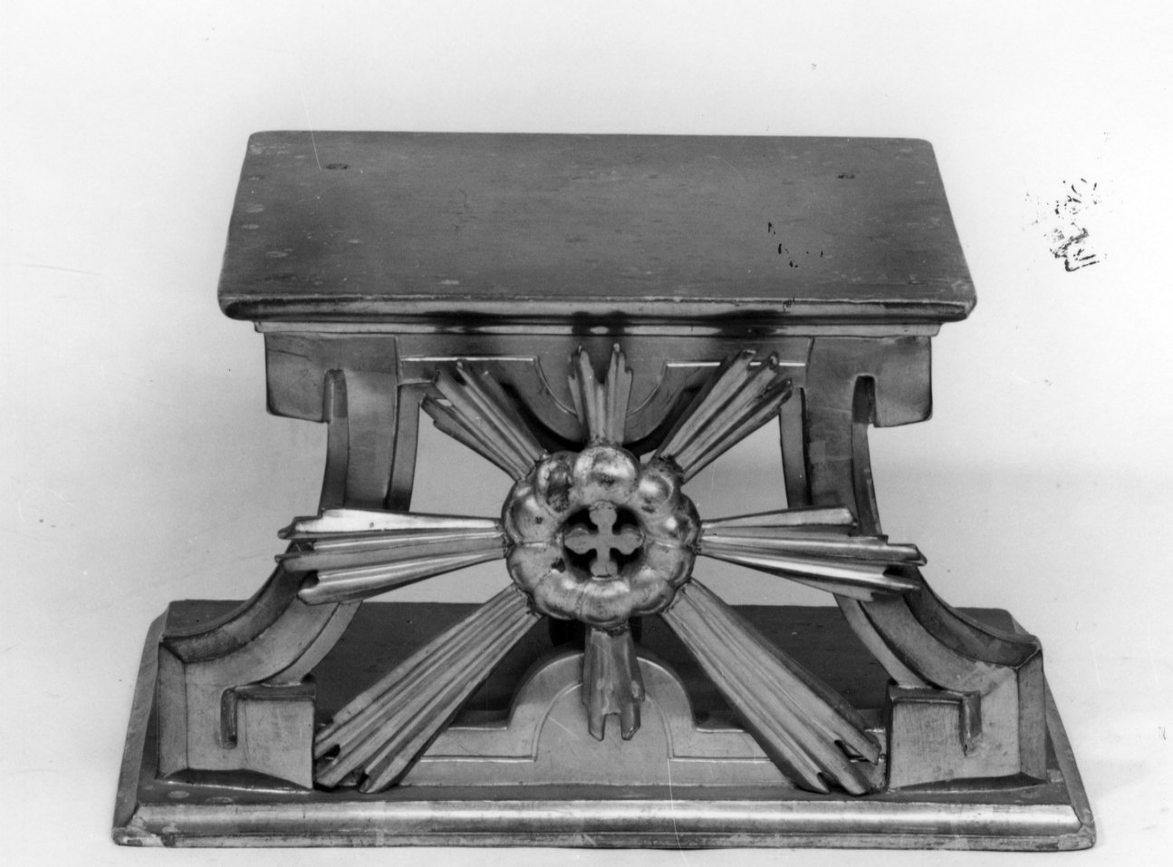 base per croce d'altare, opera isolata - bottega piemontese (fine/inizio secc. XVIII/ XIX)