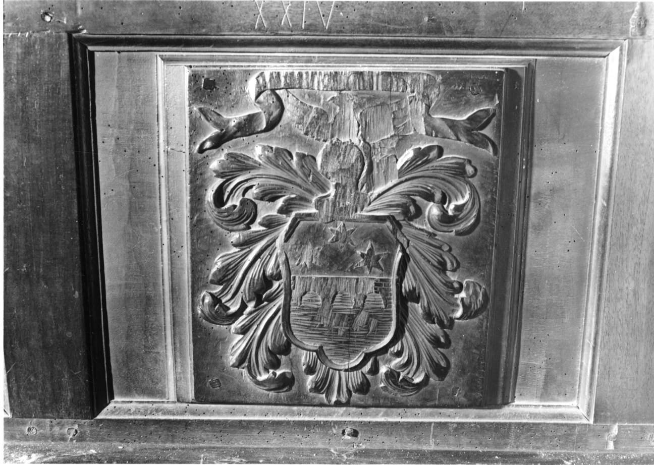 stemma gentilizio con cimiero (decorazione a intaglio) - bottega piemontese (seconda metà sec. XVIII)