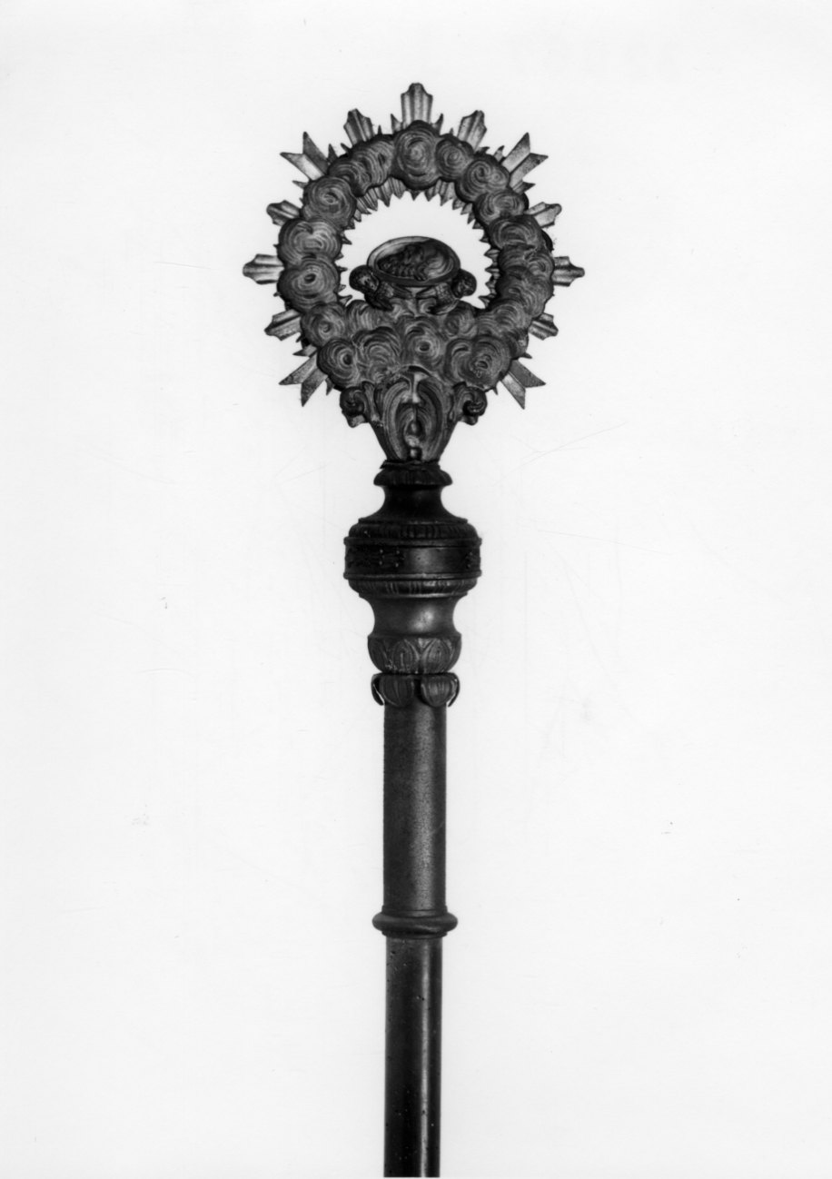 testa di San Giovanni Battista sul piatto (emblema di confraternita, serie) - bottega piemontese (secc. XVIII/ XIX)