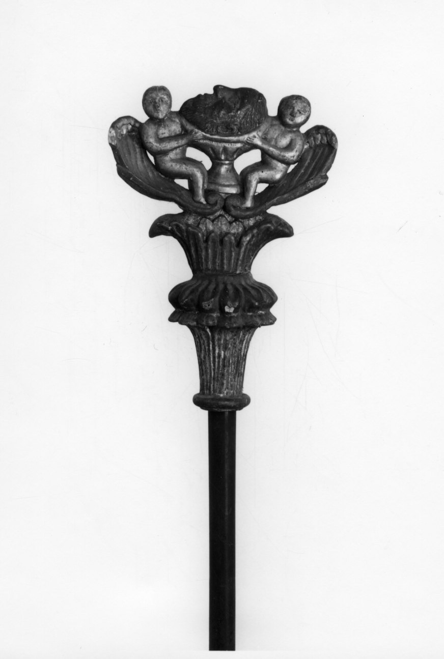 testa di San Giovanni Battista sul piatto (emblema di confraternita, serie) - bottega piemontese (prima metà sec. XVIII)