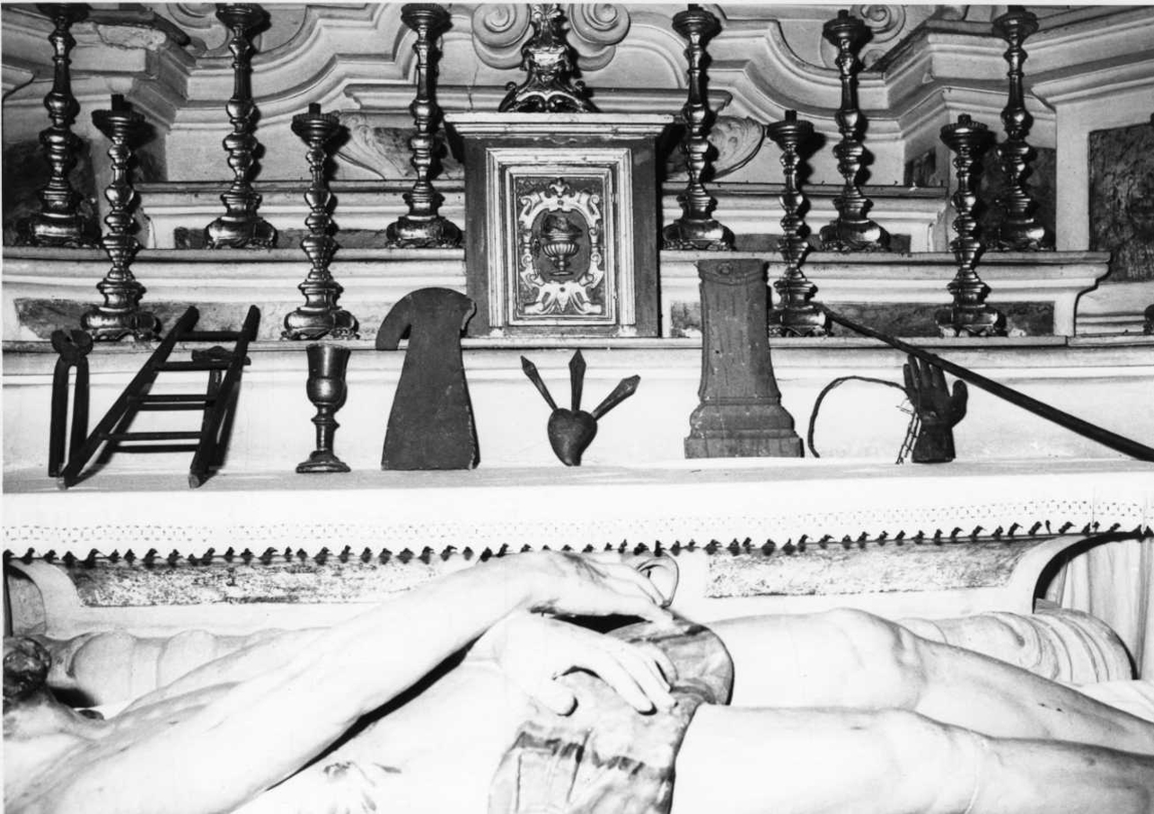 strumenti della passione (strumenti simbolici della Passione, insieme) - bottega piemontese (primo quarto sec. XVIII)