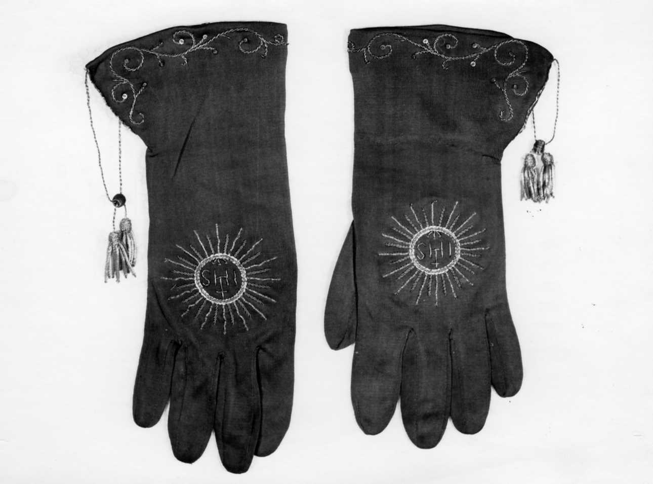 guanti pontificali, paio - manifattura italiana (secondo quarto sec. XX)