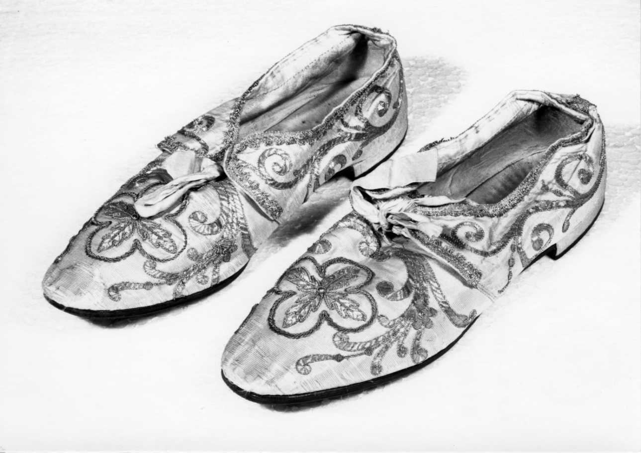 sandali pontificali, paio - manifattura cuneese (fine/inizio secc. XIX/ XX)