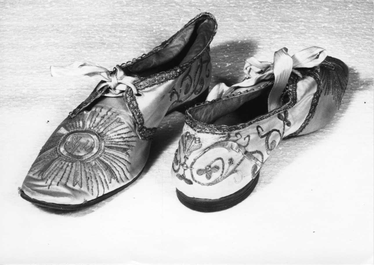 sandali pontificali, paio - manifattura cuneese (fine/inizio secc. XIX/ XX)