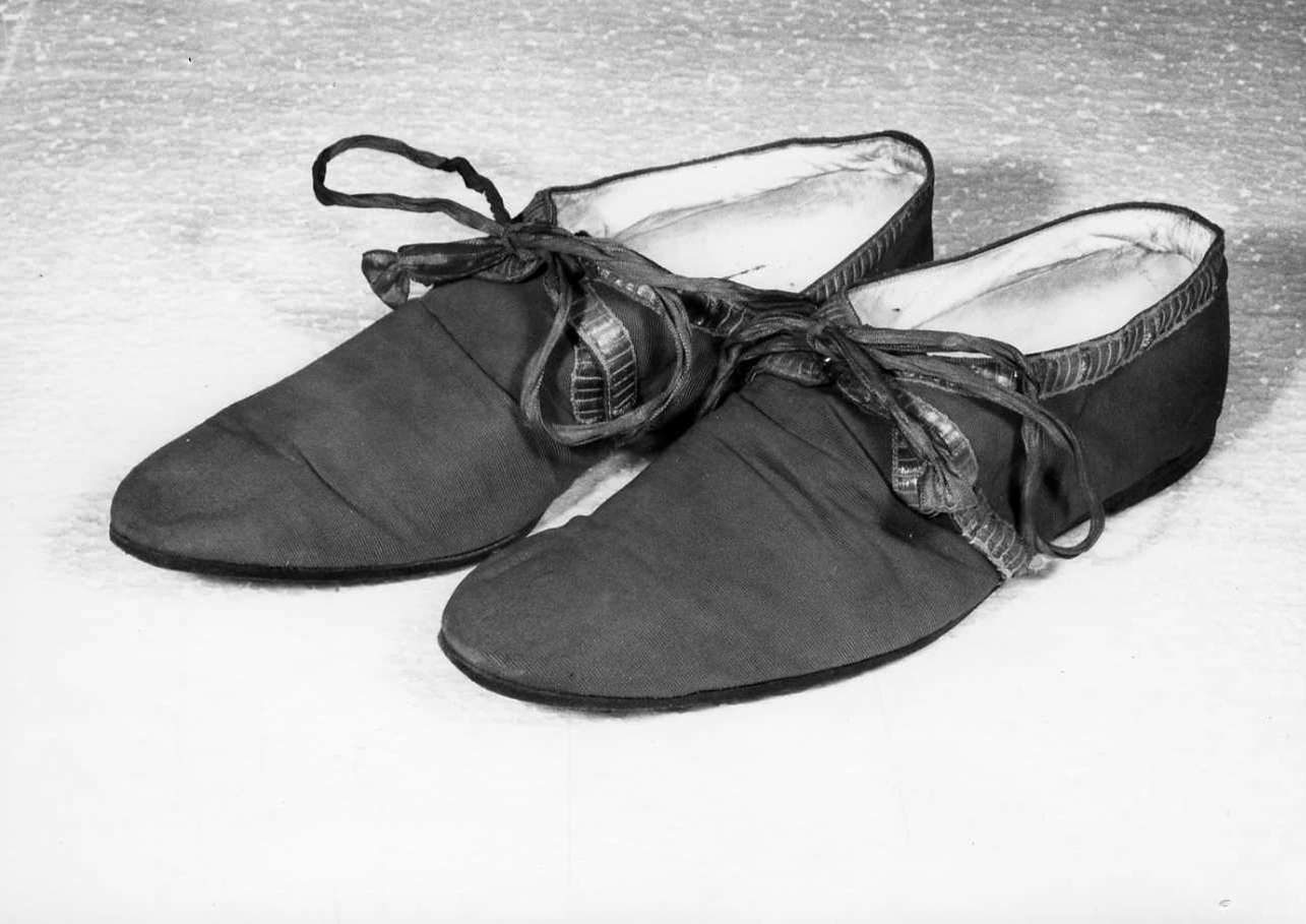 sandali pontificali, paio - manifattura cuneese (seconda metà sec. XIX)