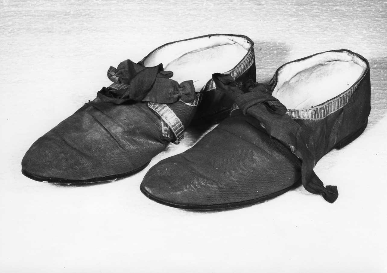 sandali pontificali, paio - manifattura cuneese (seconda metà sec. XIX)