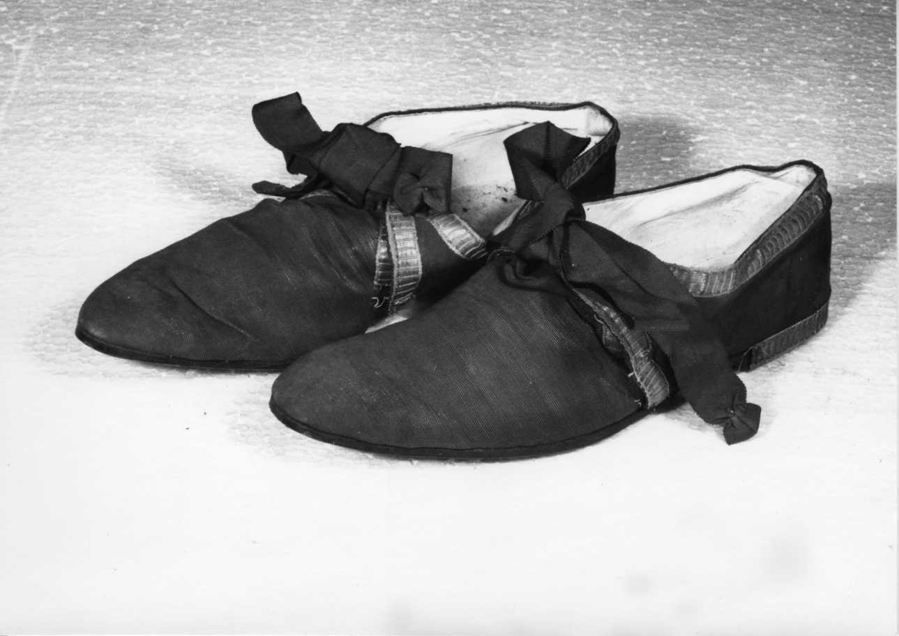 sandali pontificali, paio - manifattura cuneese (seconda metà sec. XIX)