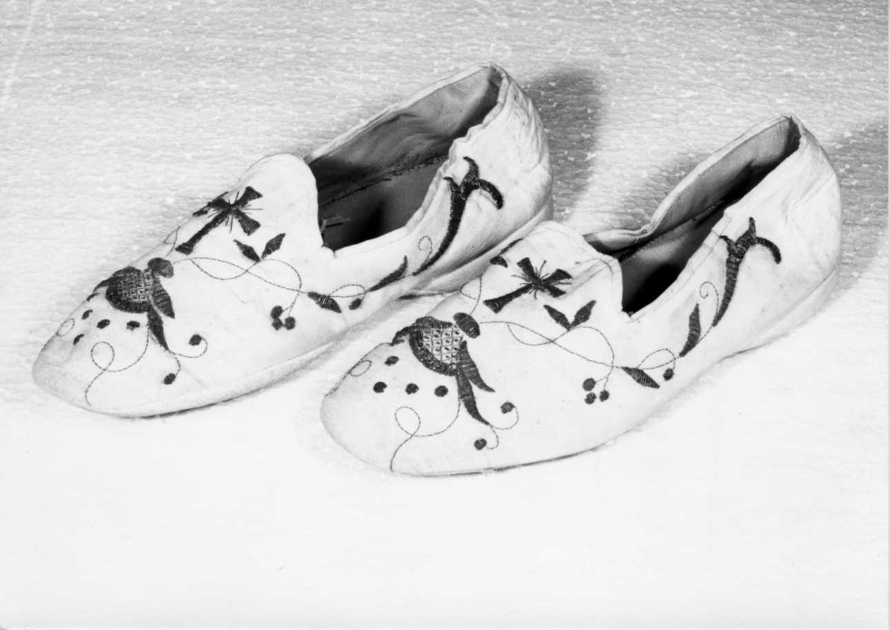 sandali pontificali, paio - manifattura cuneese (prima metà sec. XX)