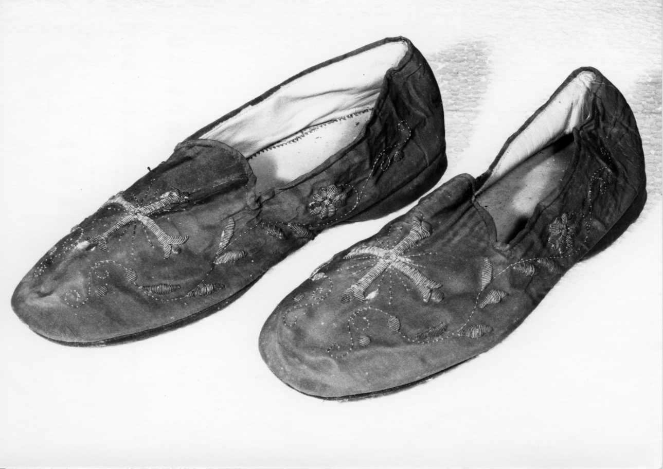 sandali pontificali, paio - manifattura cuneese (prima metà sec. XX)