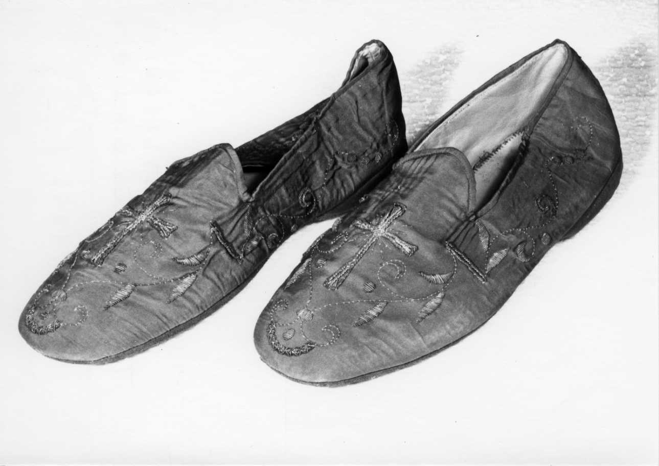 sandali pontificali, paio - manifattura cuneese (prima metà sec. XX)