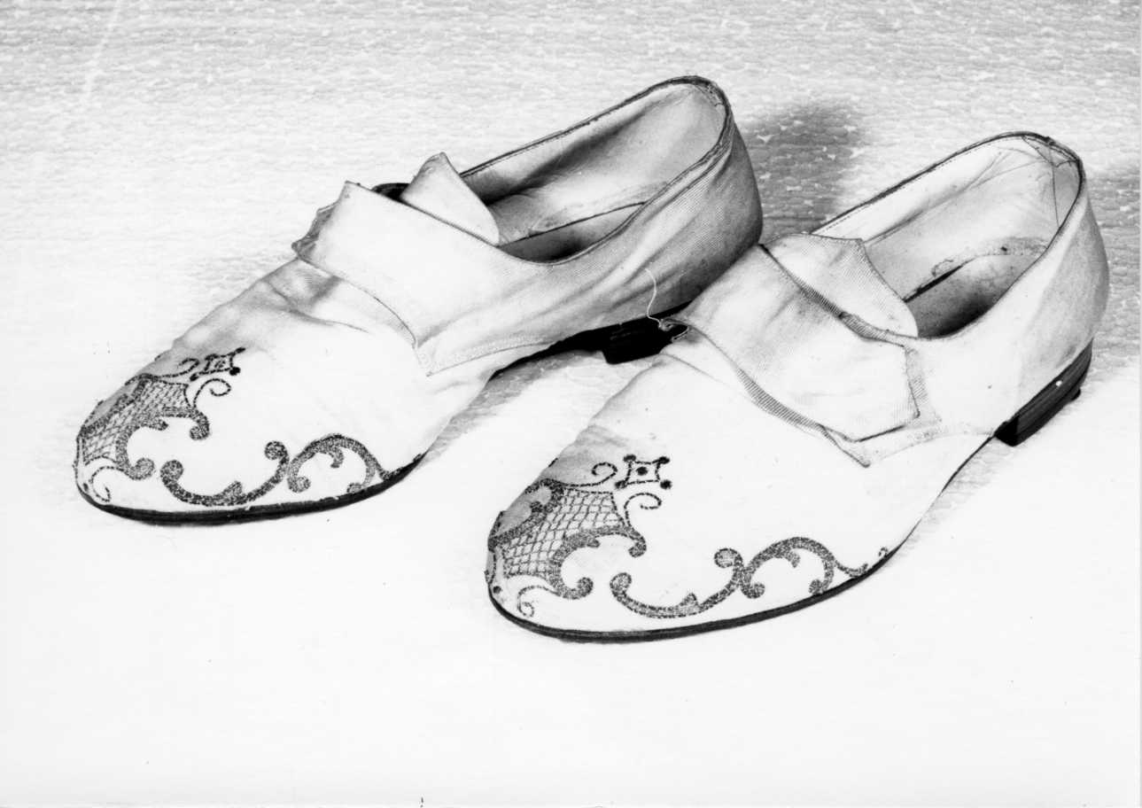 sandali pontificali, paio - manifattura cuneese (seconda metà sec. XX)