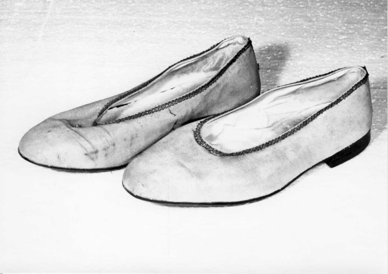 sandali pontificali, paio - manifattura cuneese (prima metà sec. XX)