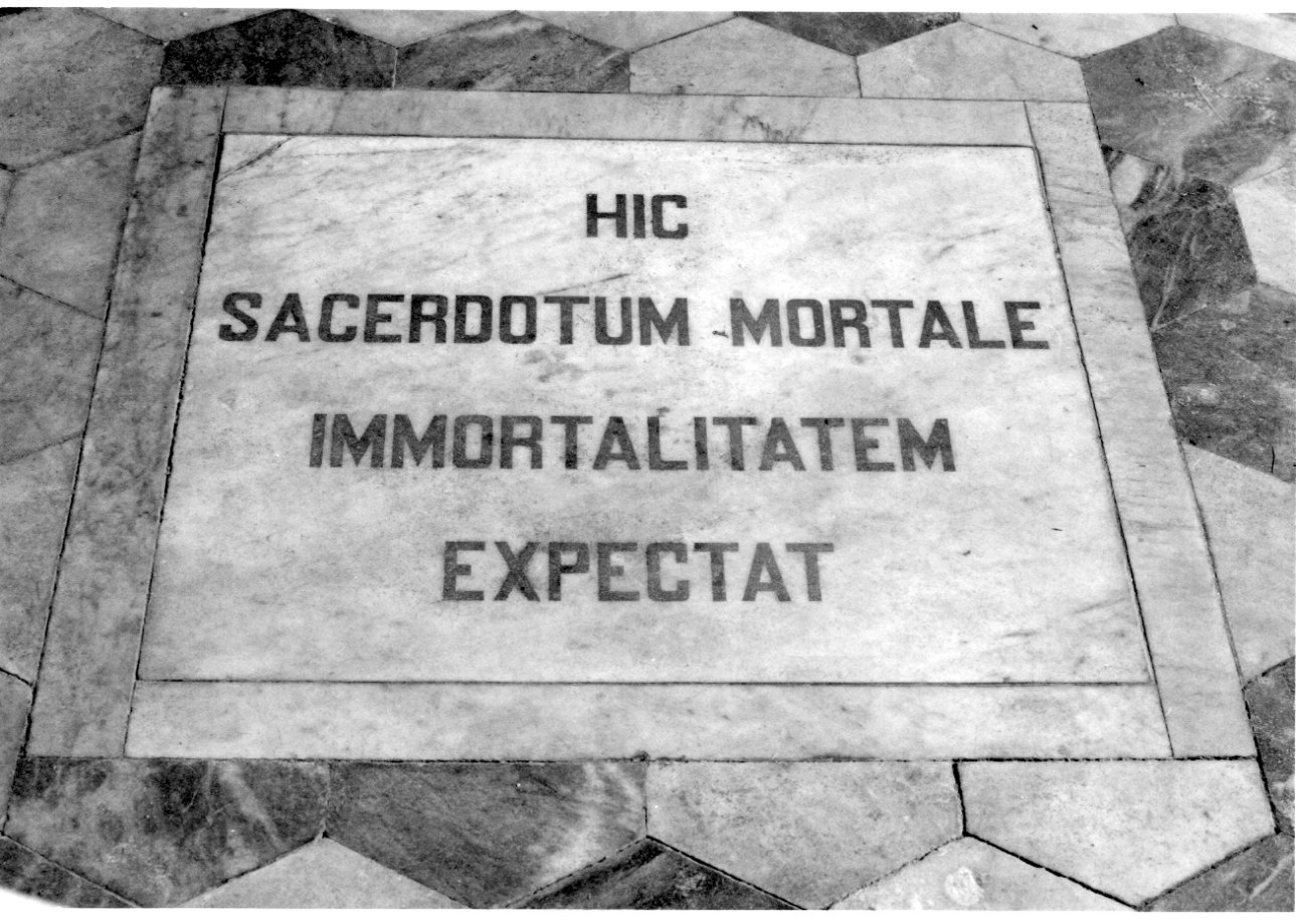 lapide tombale, opera isolata - bottega piemontese (inizio sec. XX)