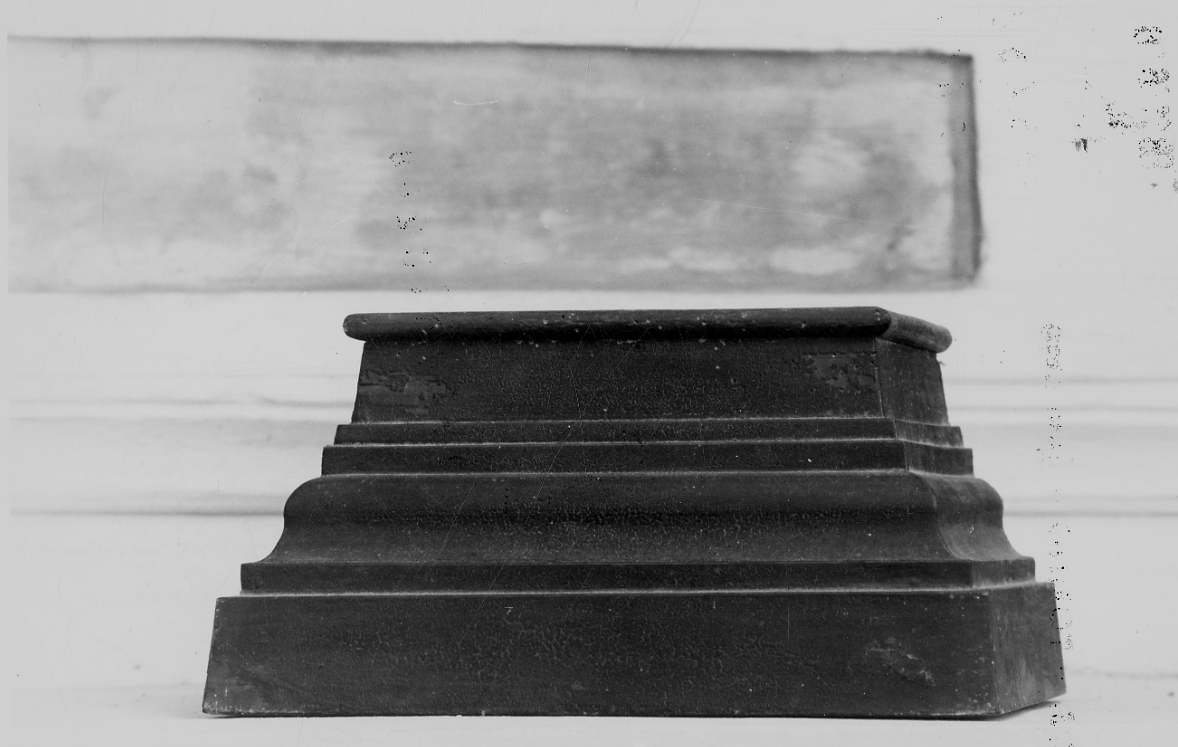 base per croce d'altare, opera isolata di Lattore Giovanni (metà sec. XIX)