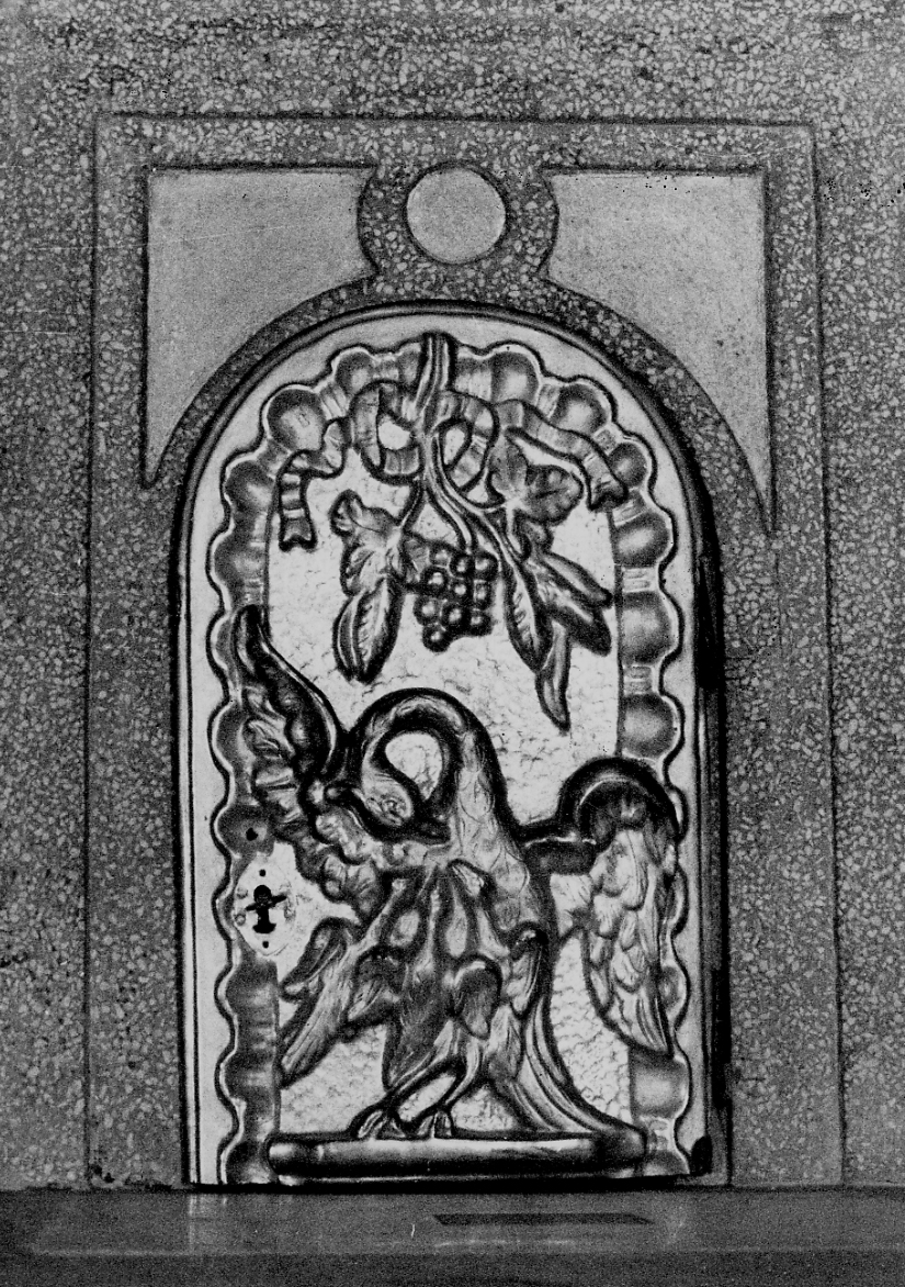 pellicano che imbocca i piccoli nel nido (sportello di tabernacolo, opera isolata) - bottega piemontese (fine sec. XVIII)