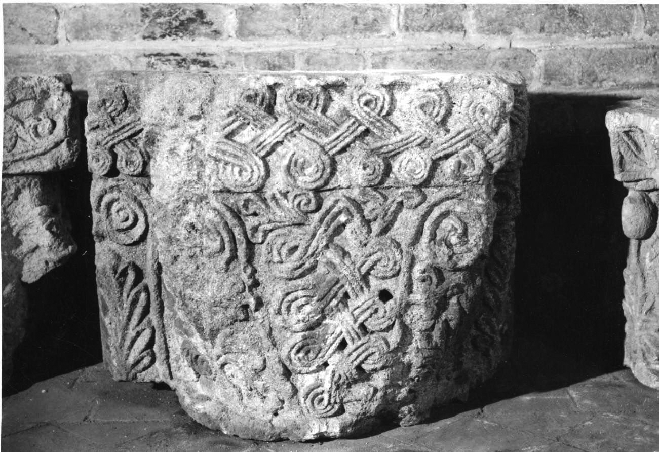 capitello di pilastro, opera isolata - bottega piemontese (fine sec. XI)
