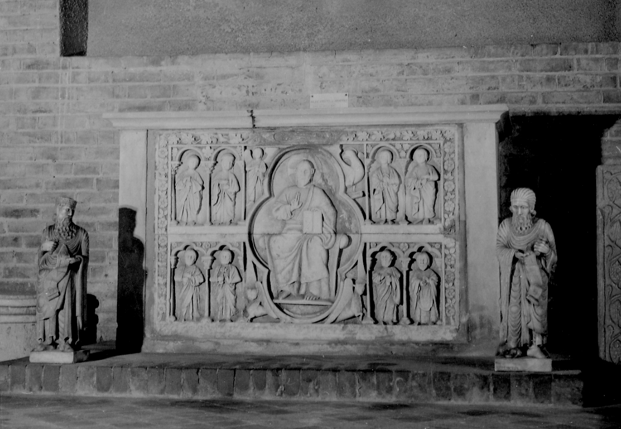Cristo in maestà tra simboli degli Evangelisti e santi (rilievo, opera isolata) - bottega francese (sec. XIII, sec. XIV)