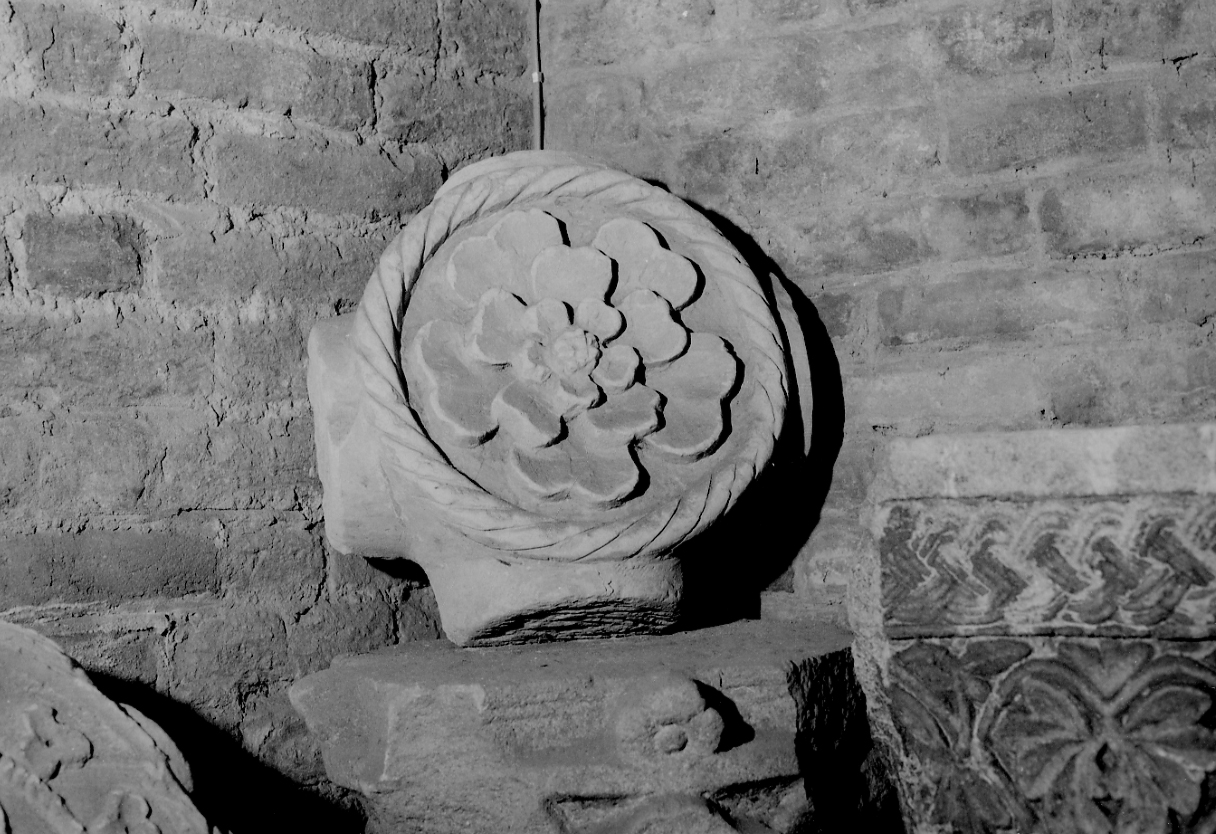 chiave di volta, opera isolata - bottega francese (inizio sec. XIII, sec. XIV)