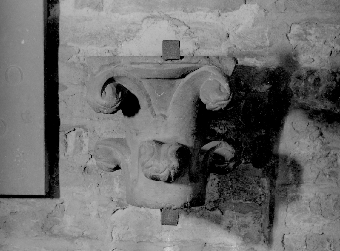 capitello, opera isolata - bottega astigiana (sec. XIV)