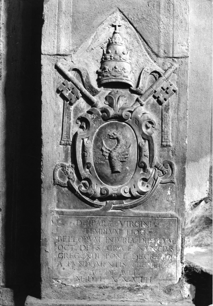 stemma papale di Gregorio XIII (rilievo, opera isolata) - bottega lombardo-ticinese (ultimo quarto sec. XVI)