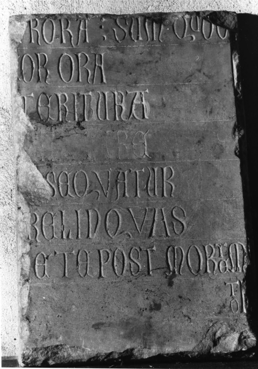 lapide tombale, frammento - bottega piemontese (sec. XIV)