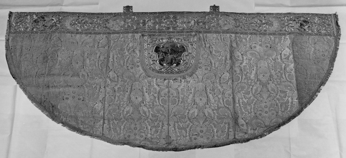 piviale, opera isolata - manifattura lombardo-piemontese, manifattura francese (primo quarto, primo quarto sec. XVIII, sec. XIX)