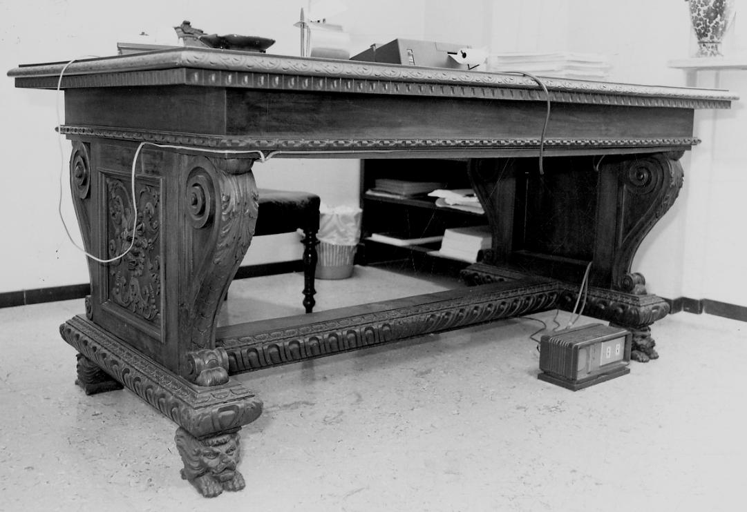 scrivania, opera isolata - bottega novarese (prima metà sec. XX)