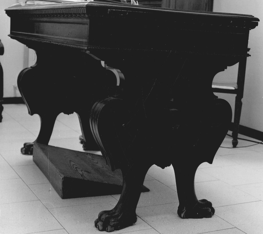 scrivania, opera isolata - bottega novarese (prima metà sec. XX)