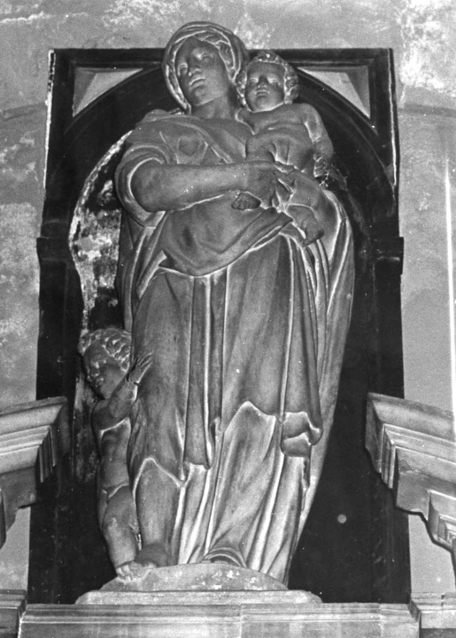 Carità (statua, elemento d'insieme) - bottega lombarda (fine, fine sec. XVI, sec. XVI)