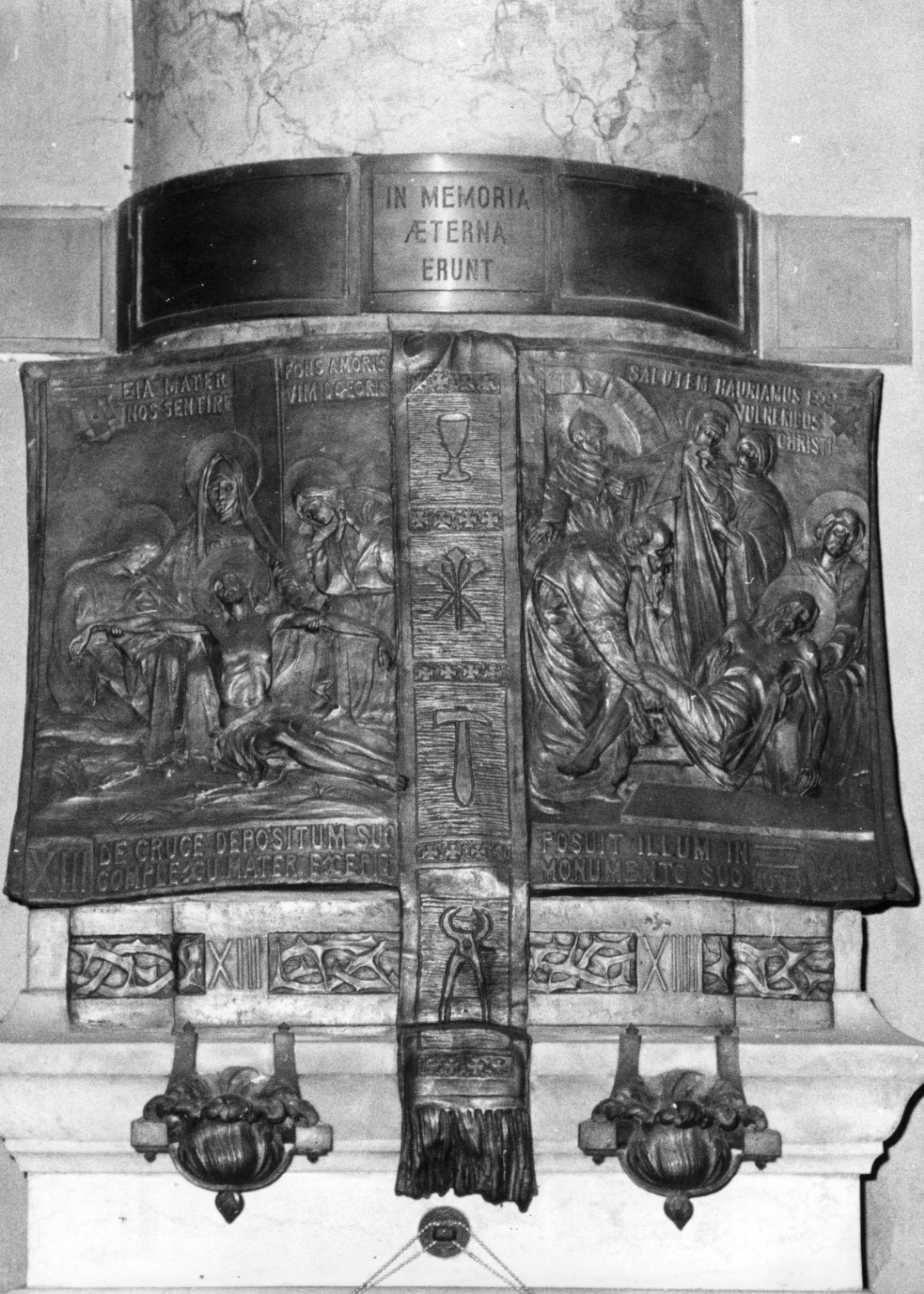 stazione XIII: Gesù deposto dalla croce (rilievo, elemento d'insieme) di Cantoni Carlo, Caruelli Luigi (primo quarto sec. XX)