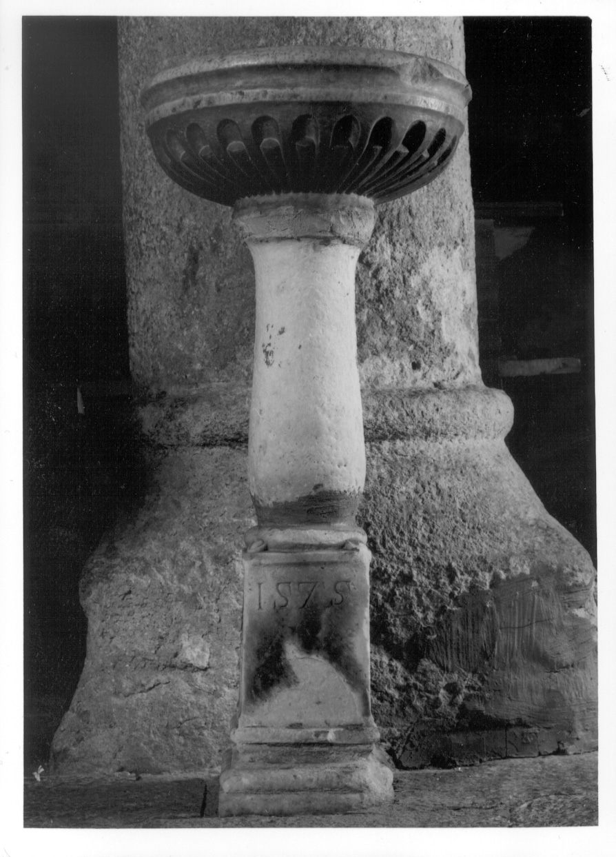 acquasantiera - a fusto, opera isolata - bottega ossolana (ultimo quarto sec. XVI)