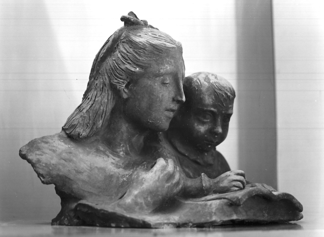 donna con bambino (scultura, opera isolata) di Rito Giuseppe (prima metà sec. XX)