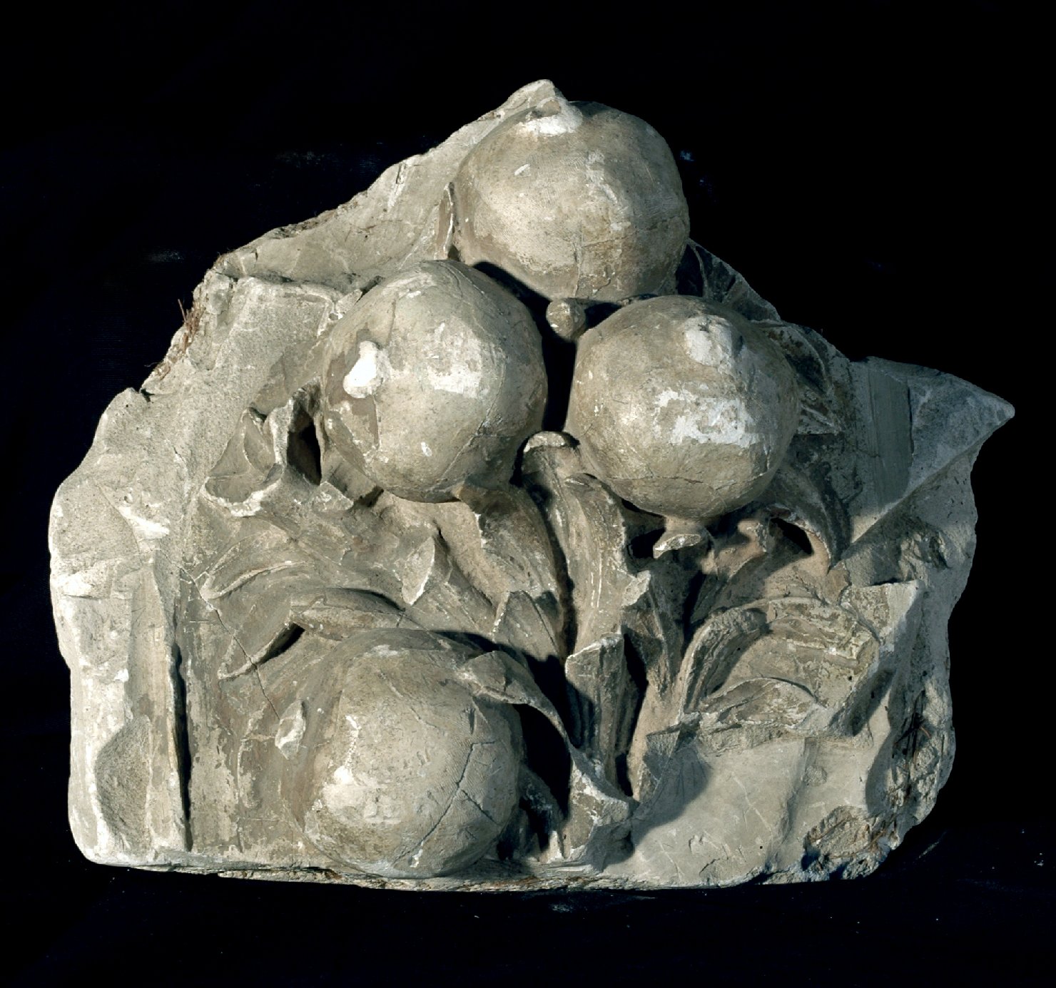 motivi decorativi vegetali con melagrana (calco, frammento) - bottega Italia centro-settentrionale (prima metà sec. XX)