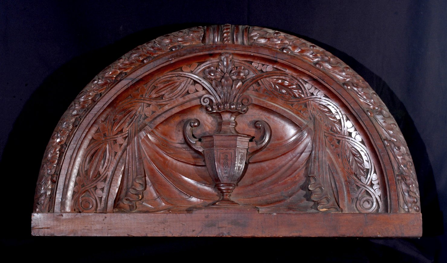 motivo decorativo: vaso (lunetta) - bottega bolognese (prima metà sec. XX)