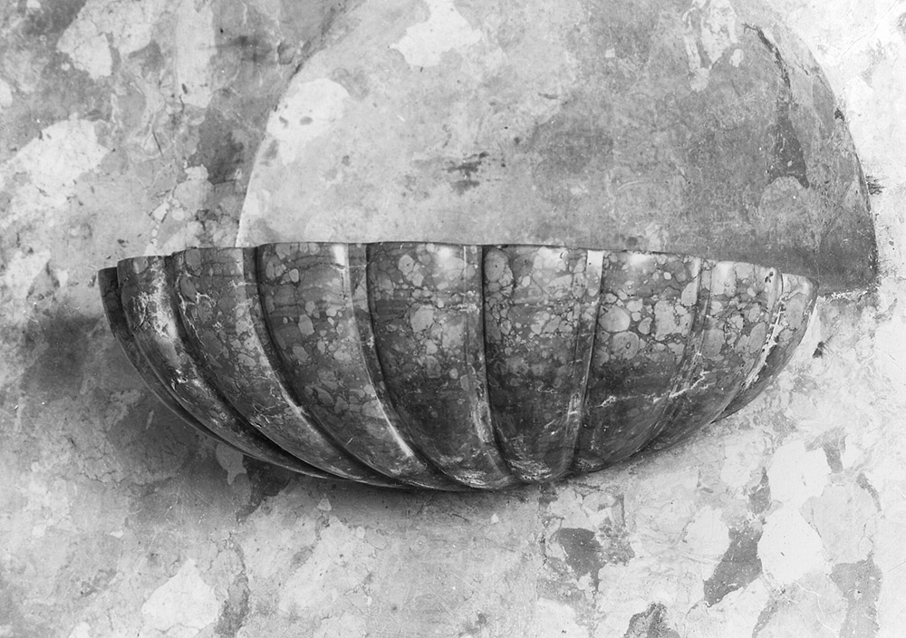 acquasantiera da parete - manifattura emiliana (secc. XIX/ XX)